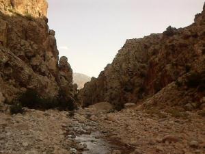 Cours d'eau parmi les roches dans la commune de Menaa