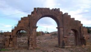 Arc romain à trois baies
