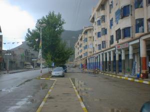 Boulevard principal de Melbou sur la côte de Béjaia