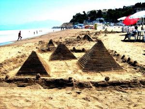 Pyramides de sable à la plage Tichy de Béjaia