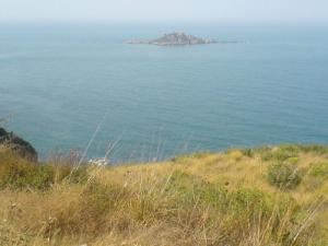 Béjaia vue sur un îlot depuis la côte