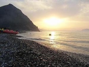 Coucher de Soleil sur la Plage Aokas