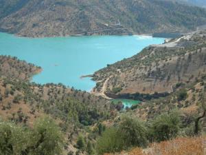 Le lac du barrage Tichihaf plein à ras bord