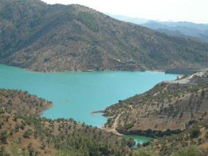 Le lac du barrage Tichihaf plein à ras bord