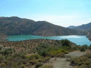 Le lac du barrage Tichihaf plein à ras bord