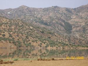 Tamokra vue de l'autre rive du lac