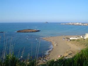 L'île de l'ail  vue depuis la plage de Boulimate