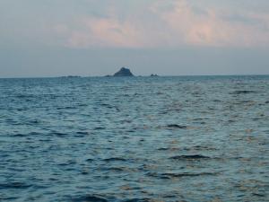 Un îlot sur la côte de Béjaia