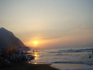 Coucher de soleil sur une plage de Béjaia