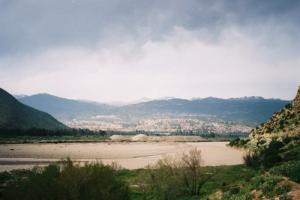 Akbou (en haut le Djurdjura sous la neige en Avril 2003)