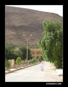 Rue de Bousaada,  une femme avec un voile traditionnel