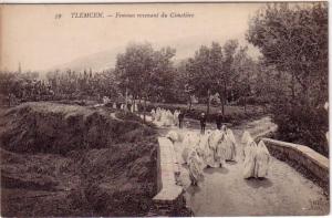 Tlemcen, Femmes revenant du cimetière