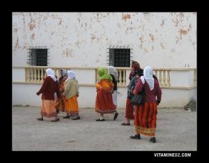 Femmes kabyles venant visiter la zaouia d'El Hamel