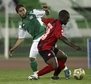 Firas Alkhateeb (L) of Kuwait's AlArabi fights for the
