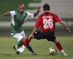 Khaled Abdulqodoos (L) of Kuwait's AlArabi fights for the