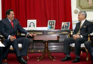 Venezuelan president Hugo Chavez (L), holds a meeting with