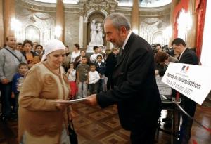 A woman from the Maghreb (Morocco, Algeria, Tunisia) receives