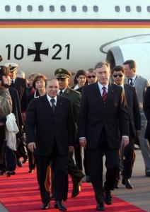 Algerian President Abdelaziz Bouteflika (L) escorts his German counterpart
