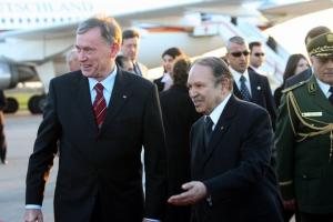 Algeria's President Abdelaziz Bouteflika (R) welcomes his German counterpart