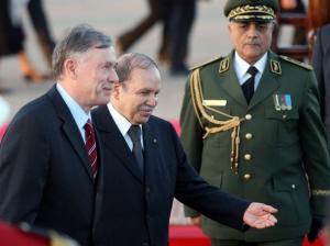 Algerian President Abdelaziz Bouteflika (C) welcomes his German counterpart