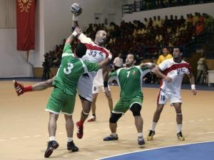 Algeria's Shahpour Ammar (L) and Bodrali Hisham (C) fight