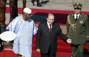 Algeria's President Abdelaziz Bouteflika (R) welcome his Malian counterpart