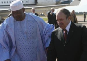 Algerian President Abdelaziz Bouteflika (R) escorts his Malian counterpart