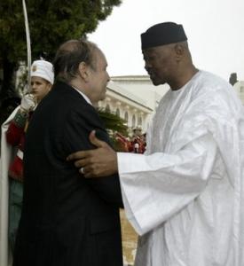 Algeria's President Abdelaziz Bouteflika (L) welcomes his Malian counterpart