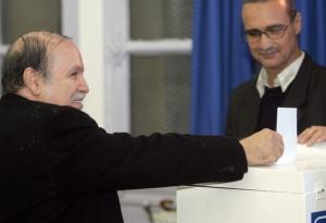 Algeria's President Abdelaziz Bouteflika (L) casts his ballot at