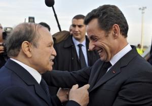 Algerian President Abdelaziz Bouteflika (L) welcomes his French counterpart