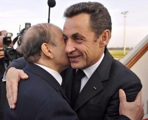 Algerian President Abdelaziz Bouteflika (L) welcomes his French counterpart