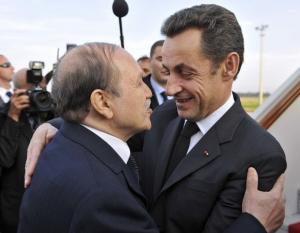 Algerian President Abdelaziz Bouteflika (L) welcomes his French counterpart