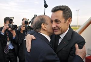Algerian President Abdelaziz Bouteflika (L) welcomes his French counterpart
