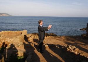 France's Foreign Affairs Minister Bernard Kouchner visits the archeological