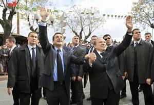 Algerian President Abdelaziz Bouteflika (R) and his French counterpart