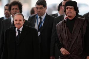 Algeria's President Abdelaziz Bouteflika (L) and Libyan leader Moamer