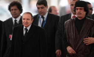 Algeria's President Abdelaziz Bouteflika (L) and Libyan leader Moamer
