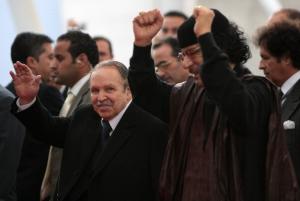 Algeria's President Abdelaziz Bouteflika (L) and Libyan leader Moamer
