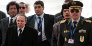 Algeria's President Abdelaziz Bouteflika (L) and Libyan leader Moamer