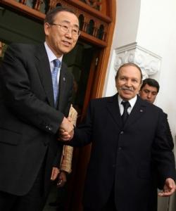 Algerian President Abdelaziz Bouteflika (R) shakes hand with Secretary