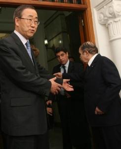 Algerian President Abdelaziz Bouteflika (R) talks to one of