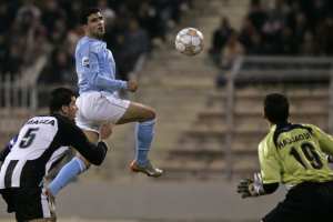 Omar Ghazy of Jordan's Al-Faisali (C) heads the ball