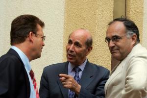 Algerian ambassador to Mali Abdelkrim Gheraieb (C) speaks with