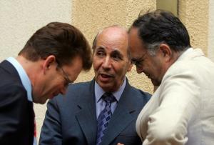 Algerian ambassador to Mali Abdelkrim Gheraieb (C) speaks with