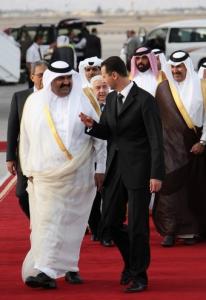 Syrian President Bashar al-Assad (R) receives Qatari Emir Sheikh