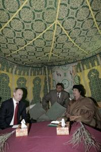 Russian President Vladimir Putin (L) and Libyan leader Moamer