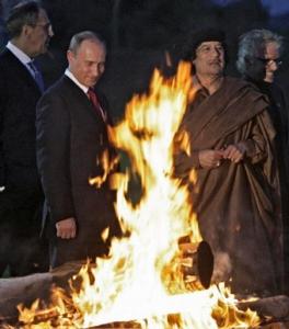 Russian President Vladimir Putin (L) joins Libyan leader Moamer