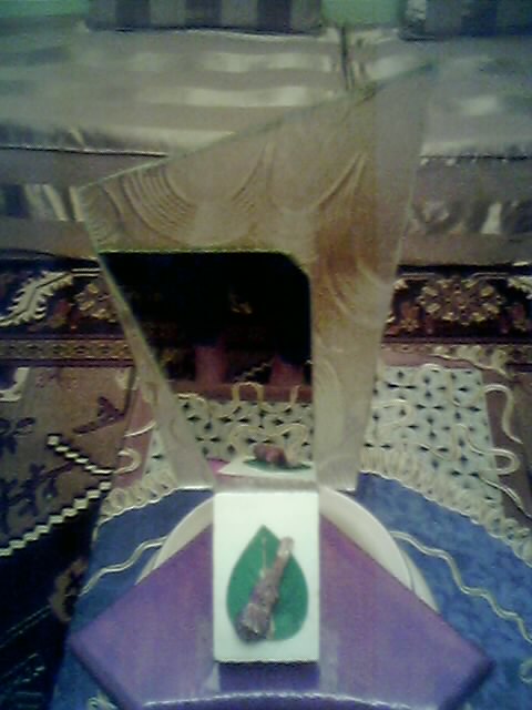 instrument de musique miniaturisé sur support