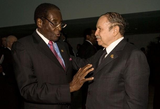 Algeria's President Abdelaziz Bouteflika (R) listens to Zimbabwe President