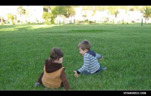 أطفال يلعبون في حقول الصهريج الكبير بمدينة تلمسان